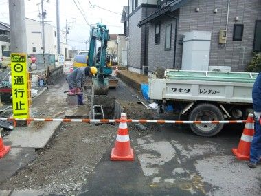 仙台市岩切地区で大震災によって壊された下水道管をなおしています